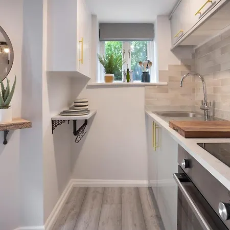 Eden's Peaceful Escape Apartment
